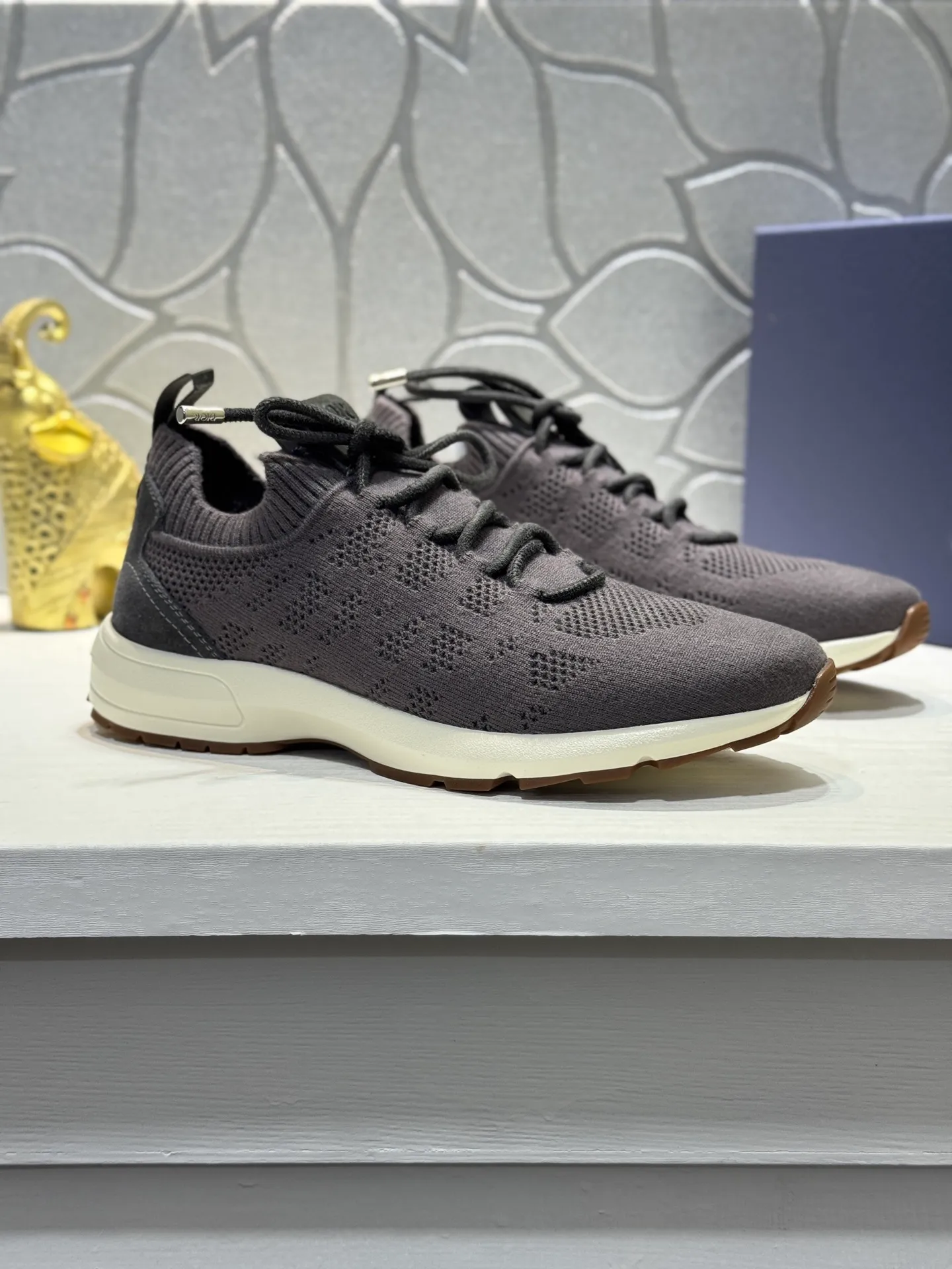 Men's shoes💰400【New style】🎠🎠Dior🔍Top purchasing agent🇮🇹 Di The new super-popular sneakers from the popular sneakers are synchronized with the new counters. The uppers are made of flying woven fabrics, and the logo logo on the tongue is perfectly reproduced with complex craftsmanship that is a must-have for fashionistas. The soles: the original soles are specially provided by the original factory, and the exclusive molded soles are super comfortable. The original factory orders, 🔍🔍multiple colors are available, you can go in and out of the counter at will, welcome to compare, a must-have for fashionable men. Code number: 38-44 (45 customized